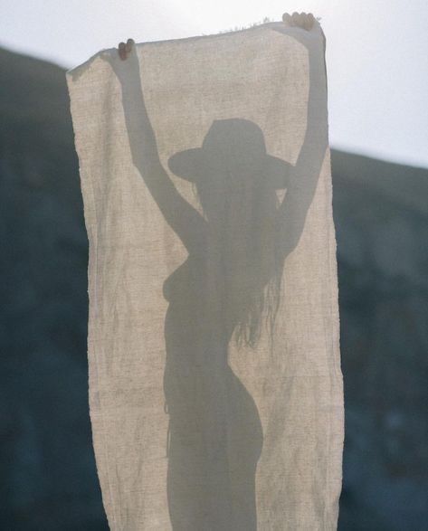 The Ultimate Guide to 2025’s Tanning Trends: What’s In & What's Out